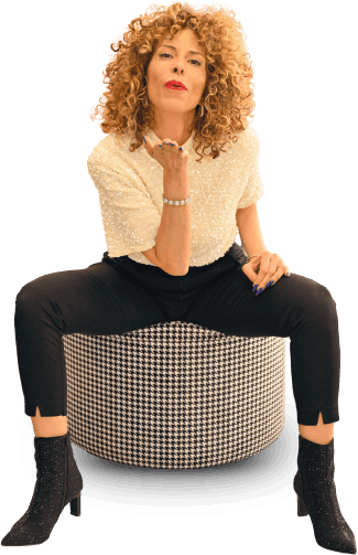 דקלה אפשטיין יושבת על הדום